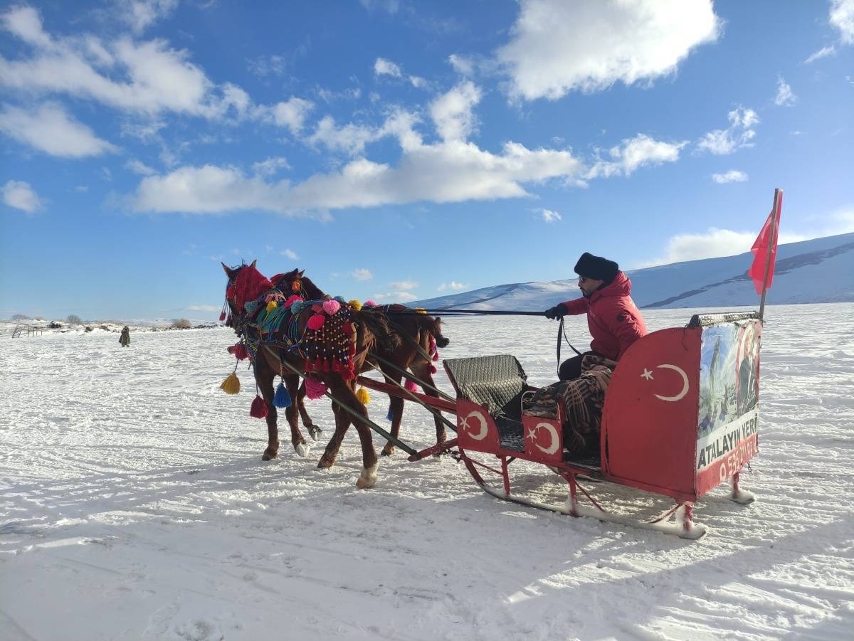 Çıldır Gölü buz tuttu! Atlı kızakla keşfettiler