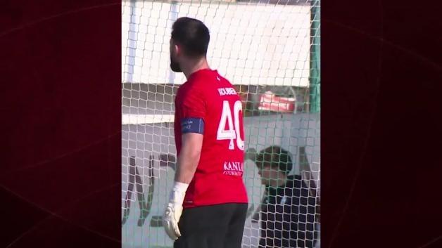 Çekya Ligi'nde ilginç anlar! Kaleci topa öyle bir vurdu ki top civardaki evin balkonuna girdi