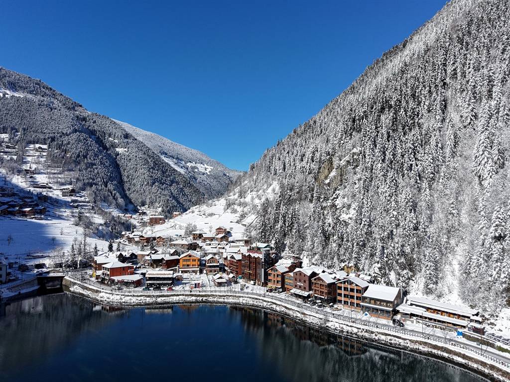 Beyaz örtüyle kaplı Uzungöl’de bayram yoğunluğu: Rezervasyonlar yüzde 80’e ulaştı