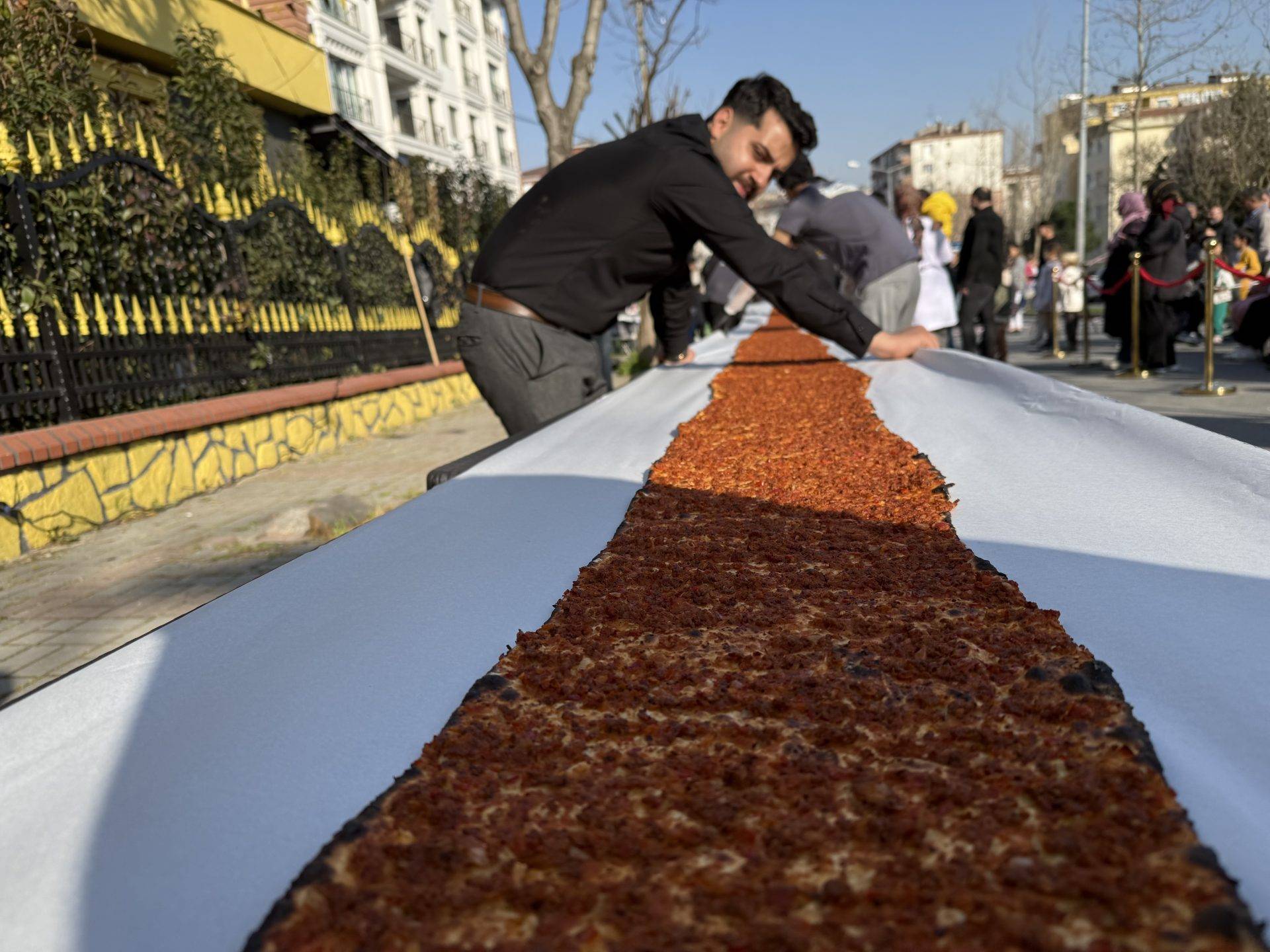 Ucu bucağı görünmedi: Lahmacun rekoru İstanbul’da kırıldı