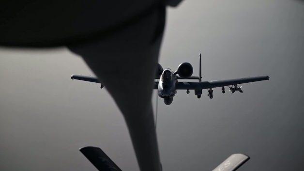 ABD'ye ait savaş uçağı havada yakıt ikmali yaptı: O anları paylaştılar!