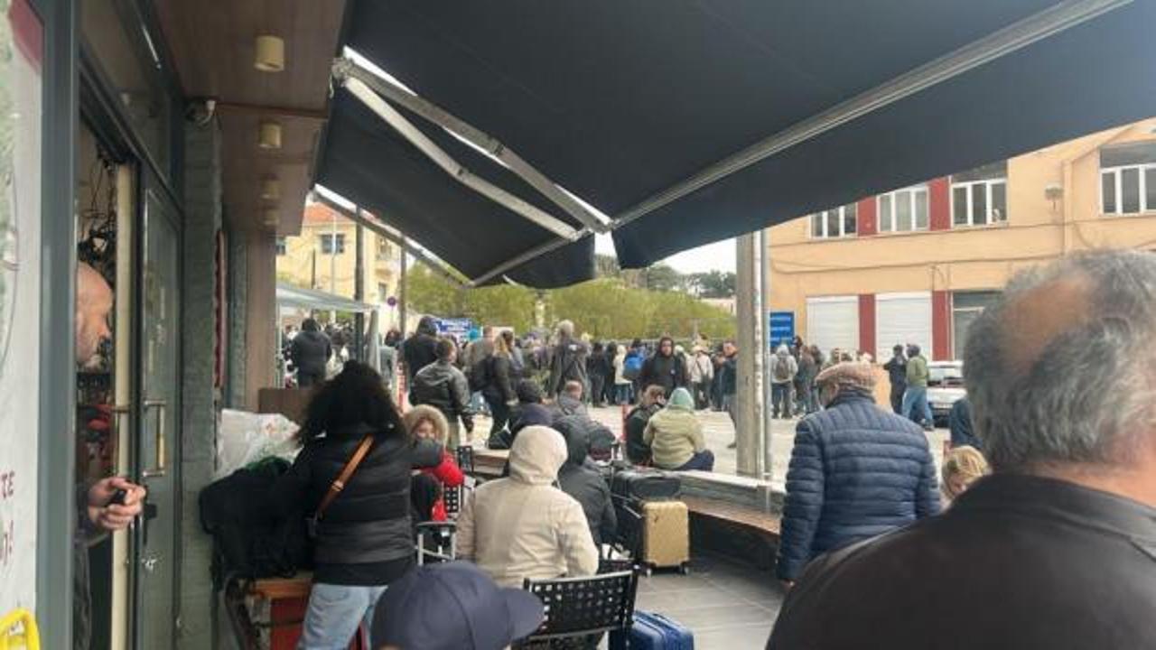 Türk tatilciler Midilli'de mahsur kaldı!