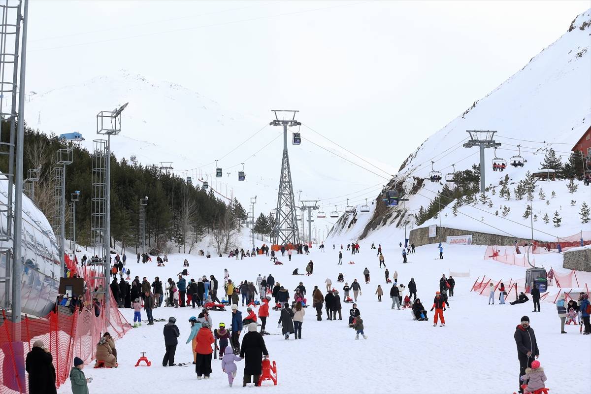 Bahar havasında kayak keyfi: Palandöken Kayak Merkezi bayram tatilinde doldu taştı