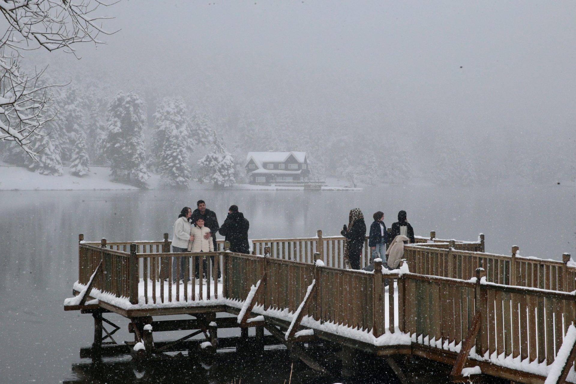 Abant ve Gölcük’te tatil keyfi kar yağışı ile taçlandı