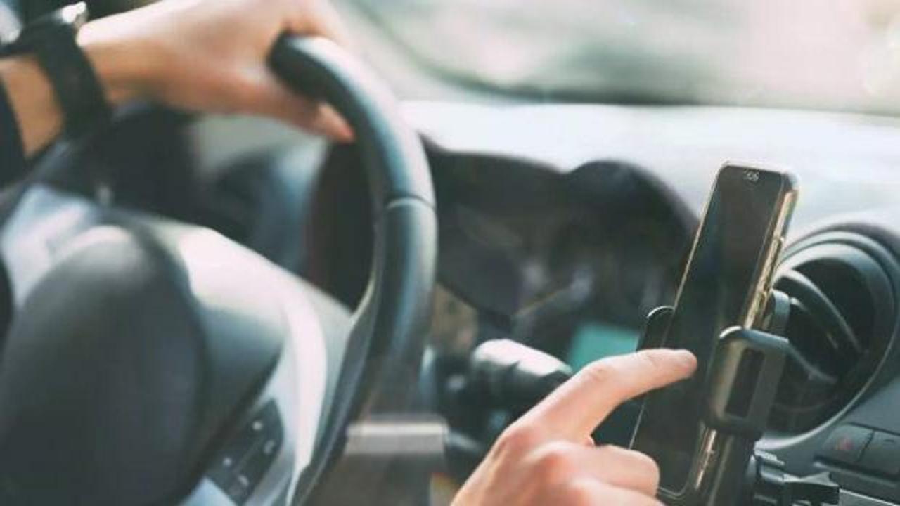 Otomobillerde telefon tutucular yasaklandı mı? Milyonları ilgilendiren açıklama