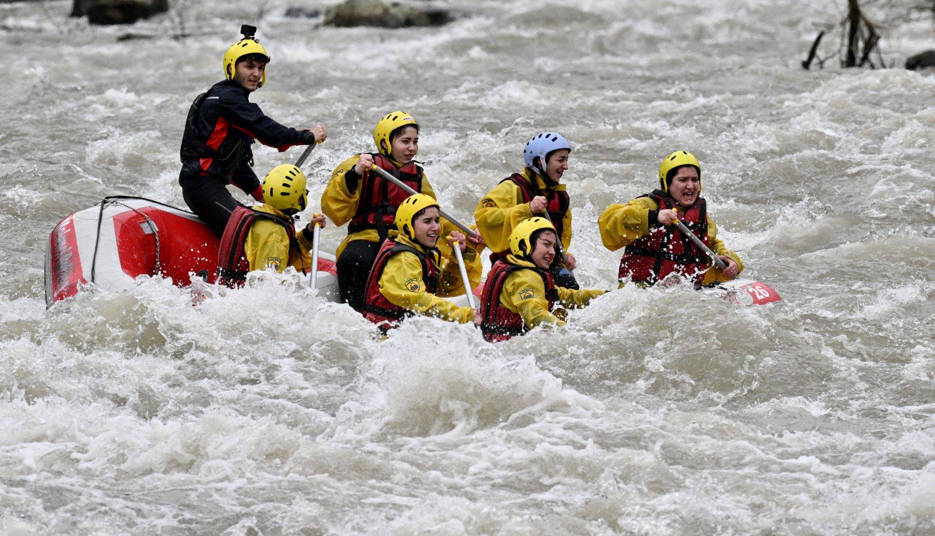 Adrenalin ve doğa bir arada: Melen Çayı’nda rafting sezonu başladı