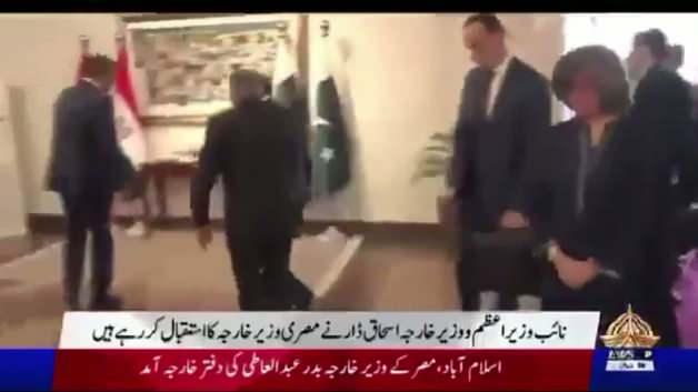 Pakistan'daki savaş zirvesinde Bakan'ın ayağı kayıp düştü