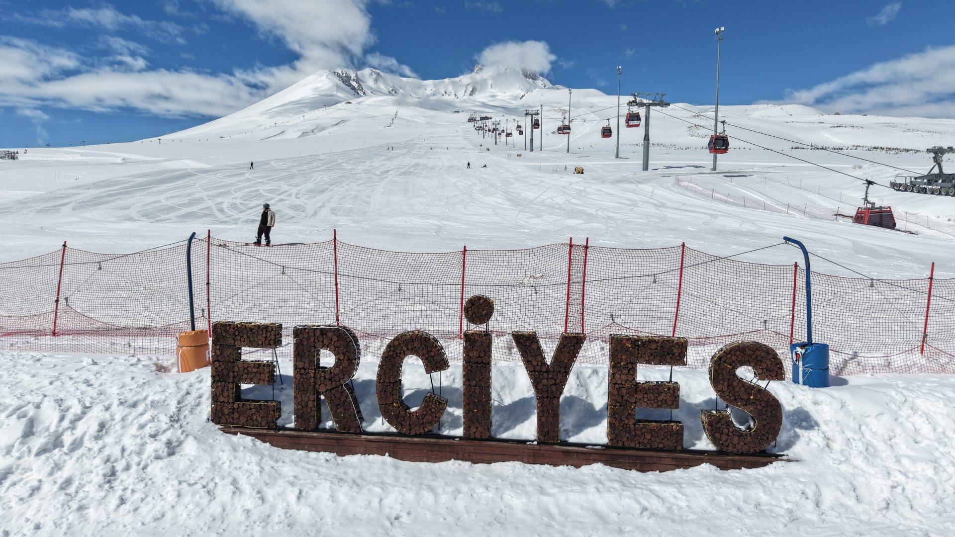 Erciyes Kayak Merkezi’nde sezon nisan ayında da devam ediyor