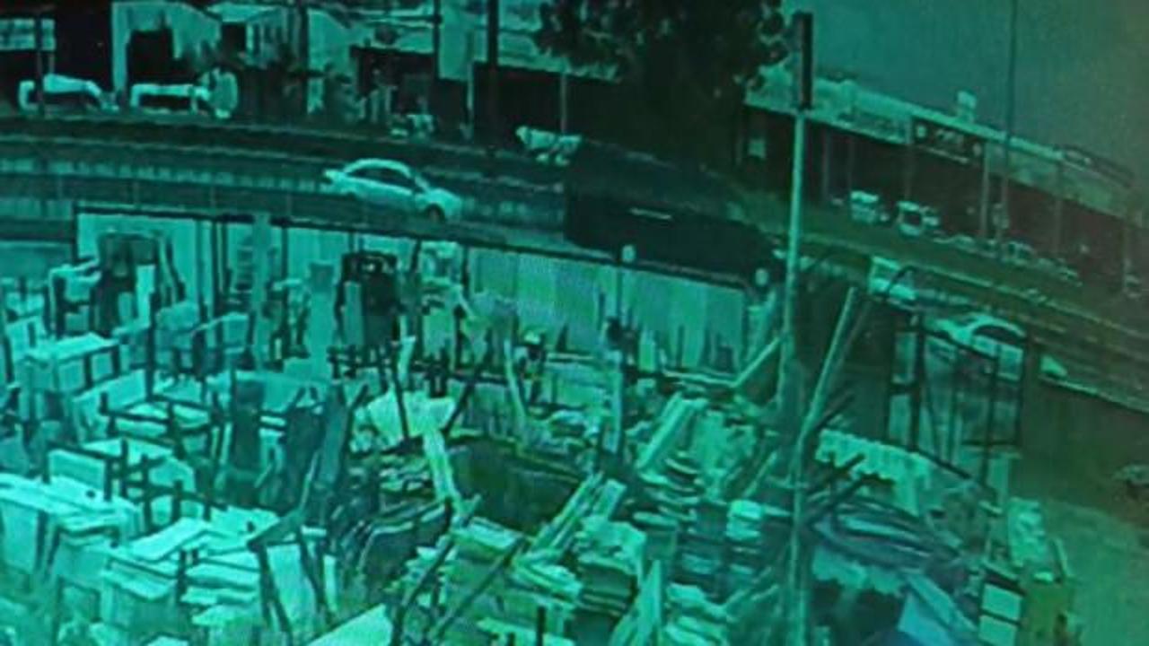 Güvenlik kamerası kaydetti: Ters yöne giren otomobil dehşet saçtı
						
						Antalya'nın Manavgat ilçesinde ters yöne giren otomobil, tur minibüsüyle çarpıştı. Kazada otomobil sürücüsü yaralanırken, çarpışma anı ve sürücünün araçtan yola savrulduğu o dehşet anları güvenlik kamerasına saniye saniye yansıdı.